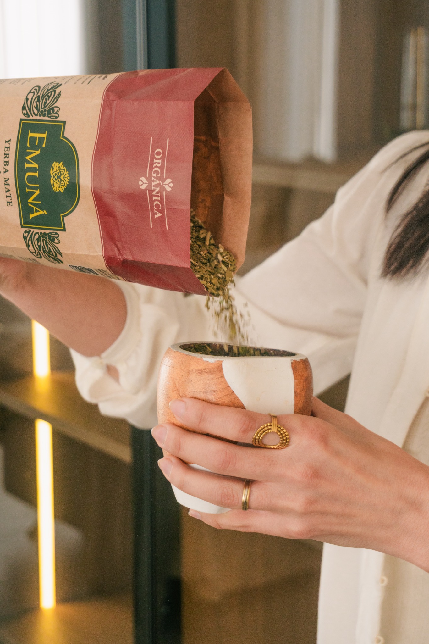 Preparando un mate con yerba EMUNÁ